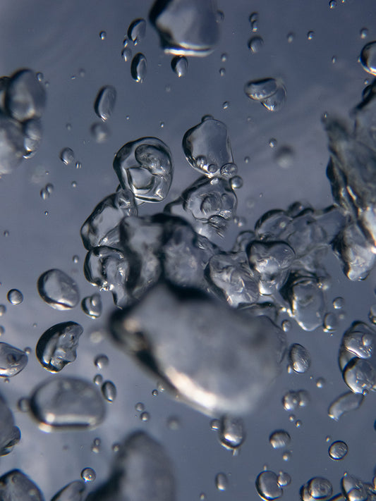 Fluid Motion: Stunning Bubble Forms in Water