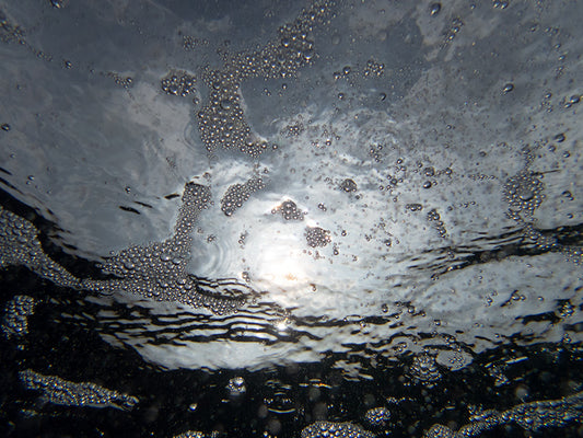 Bubble Spirals: Capturing the Beauty of Air Underwater 